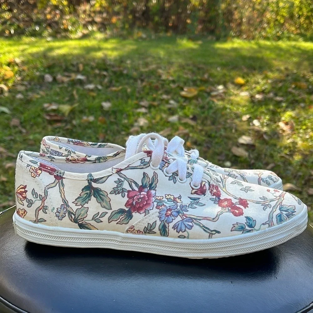Golo vintage lace up sneakers white with floral pattern women’s size 6